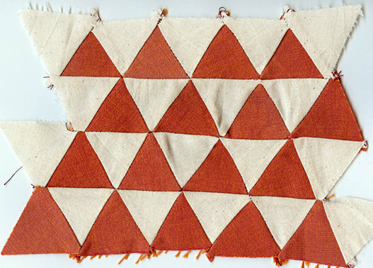 klitzekleine dreiecke zusammengenäht, um diese technik für einen sternenquilt zu testen