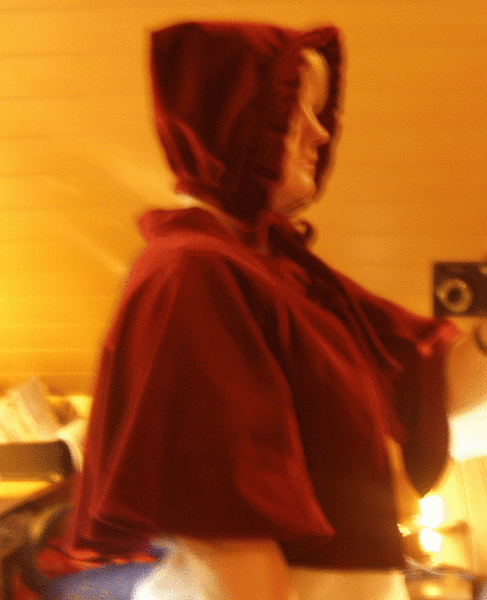 Haube und Cape für mein Kostüm , dieses Jahr bin ich mal das Rotkäppchen :-)