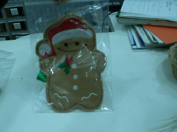 Candy-Bag... Gingerman.... auf der Rückseiter ist eine Öffnung eingearbeitet, die ein Befüllen mit Süssigkeiten oder kleinen Geschenke ermöglicht.... die etwas andere Geschenkverpackung