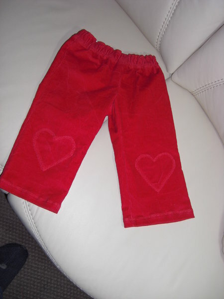 Rote Cordhose aus Ottobre Disign, Herzen wollte Meine Tochter für die Kleine drauf haben.
Statt Gr . 80 habe ich 74 genommen von der weite hätte es aber 62 oder 68 sein können