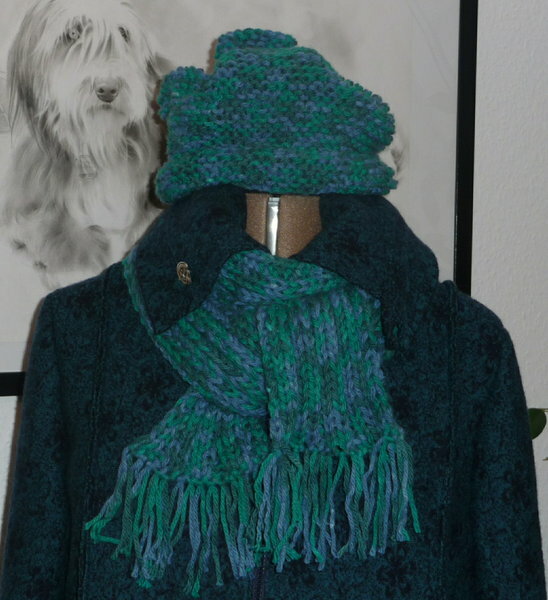 Mütze und Schal

Jaaaaa, ich habe gestrickt!
Ziemlich dicke Wolle - 50m/50g. 
Ich bin *stolz wie Bolle*, dass es tatsächlich fertig geworden ist.