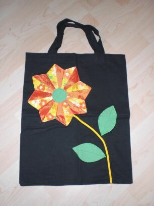 Einfacher Stoffbeutel mit applizierter Patchwork-Blume