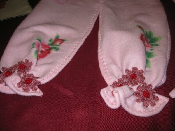 Fleece-Schal für Emily  (aus Fleece-Decke für 2,99 Euro)
(Nahaufnahme mit den aufgenähten Häkelblüten)