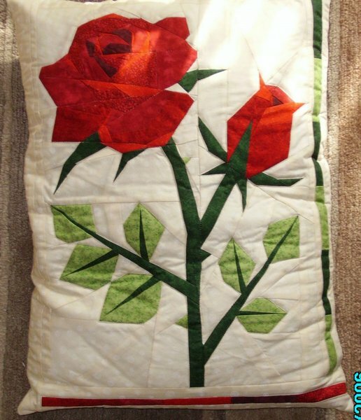 Rosenkissen
passend zur Rosendecke
nach einer Vorlage von Ula Lenz