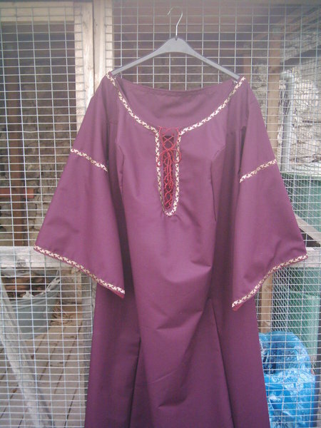 Auftragsarbeit Größe 56. Unterkleid für eine Adlige aus Bordeauxfarbener Baumwolle, Gold-Bordeauxfarbener Borte mit Ranken und Schnürung am Ausschnitt.