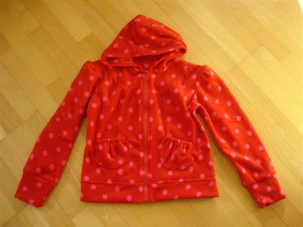 Charlotte hat bestimmt, dass aus diesem Fleece eine Jacke werden soll.