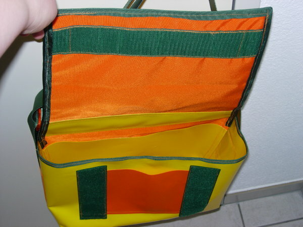 Geburstagsgeschenk aus Blache und Autogurten.