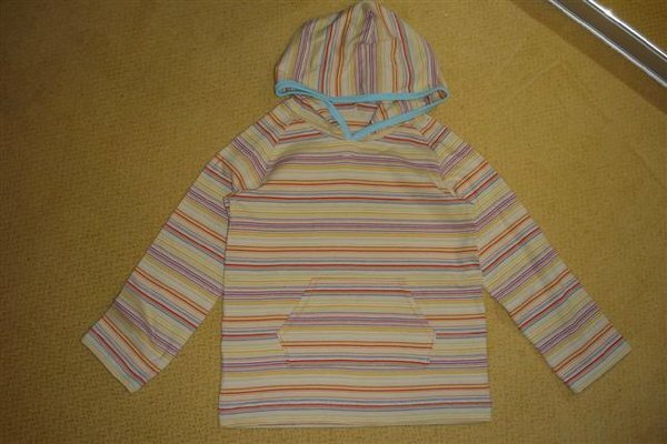 Sterntalerstoffe Teil 4: für meinen Neffen zum 6. Geburtstag. Ottobre-Shirt mit Tasche. Frage an die Jungsmütter: Muss da noch ein Wickingerhelm drauf?