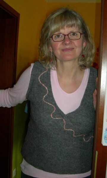 Pullunder in Wickeloptik und Langarm-T-Shirt