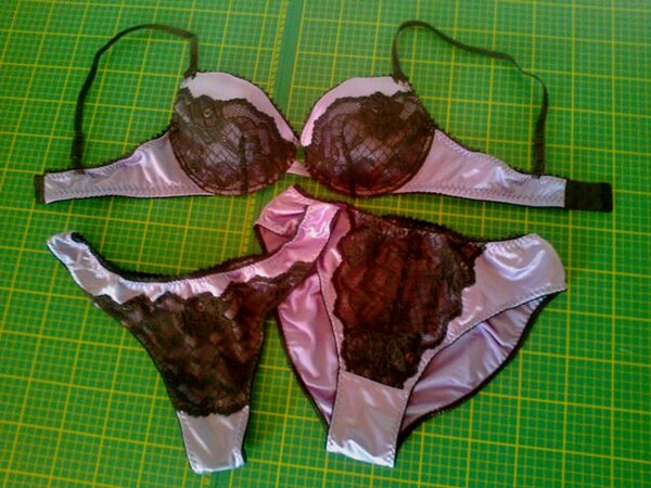 lila schwarze Rosen - BH-Schnitt von einem Kauf-BH abgenommen und x-mal geändert, vom Original ist nicht mehr viel übrig. Slip Julie und String Linda.