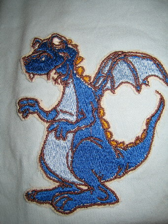Drache als Applikation auf einem Shirt