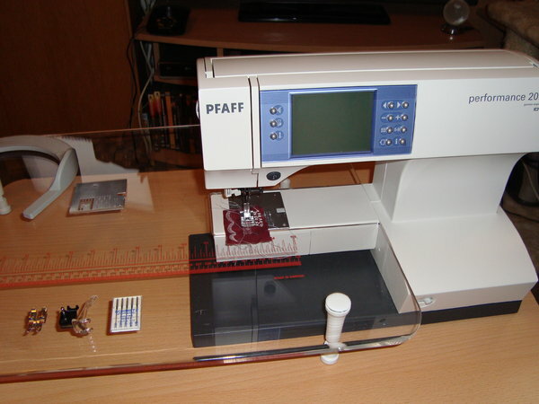 Pfaff Performance 2058
Das Quilters Tool Set und vor allem der Anschiebetisch waren eine enorme Hilfe beim quilten meines ersten Werkes.
