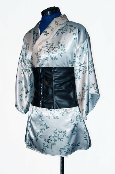 Kimono Bluse aus Satin mit Corsage aus Lederimitat von vorne