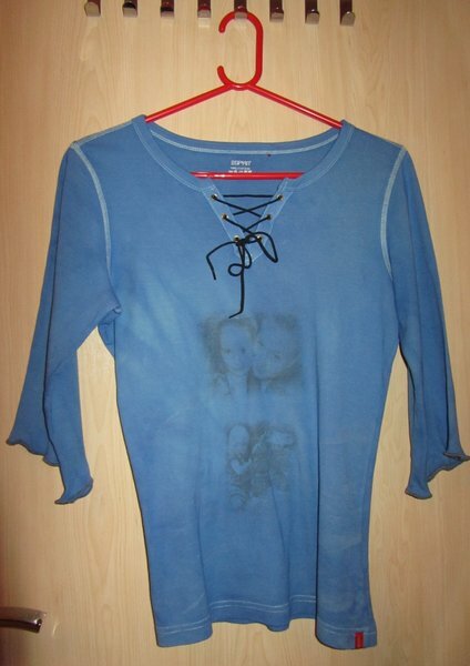 Hier wurden die Ärmel gekürzt, das Shirt gebatikt, Fotos (Spiegeldruck) auf das Shirt (mit Lavendelöl) übertragen.