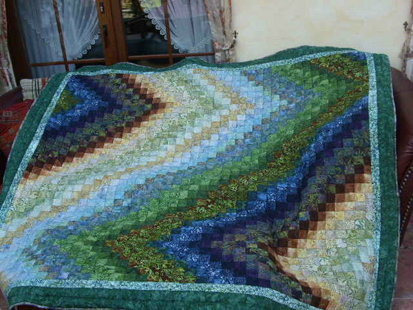 Mein 9. Quilt März 2010   Kamerunquilt 
Der Quilt wurde aus zwei Päckchen Balipops mit der Maschine genäht und gequiltet. Die Rückseite ist aus dem Stoff, aus dem der breite, grüne Rand ist.l