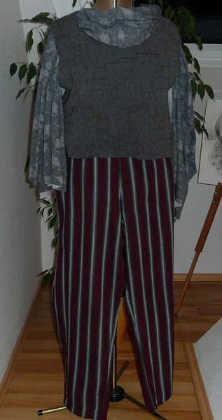 Beulenhose  nach der *La mia Boutique* 9/09
aus kuscheligem Wollflanell.
Den Gummibund habe ich abgeändert. Die Hose hat jetzt keinen Bund mehr, nur Beleg und in einen RV.