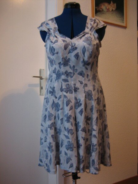 Hellblaues Kleid aus einem weich fallenden Viskose Crinkle. War ein Coupon, deshalb musst ich mit dem Stoff ein bisschen haushalten.