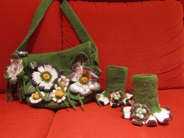 Tasche und Pulswärmer aus "Cornelias wunderbare Welt der Filzkunst". Die Blüten und Bändchen wurden vor dem Filzen gehäkelt, alles andere gestrickt,