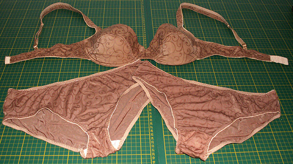 Bh Julie von Sewy mit Volumenvlies gefüttert, Slips Lea und Lara von Sewy.