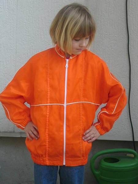 Jacke mit Reissverschluss und Taschen in den Seitennähten in Gr. 134, genäht aus wasserdichten Stoff, gefüttert mit Biberbettlakenstoff, Paspel ist reflektierend.
Erstwerk nach ca. 20 Jahren Nähabstinenz :-))