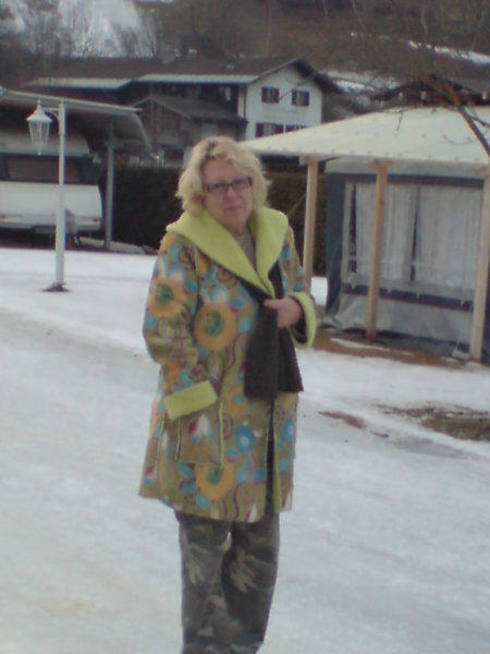 2008, Mantel im sixties-look, Hose Bw-Camouflage, Schal Alpaka