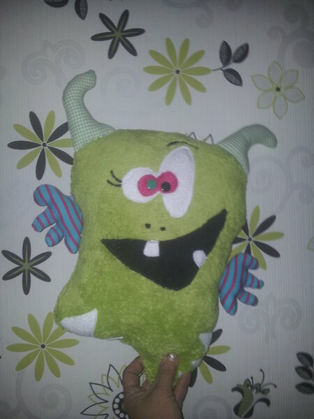 Mort, das Kuschelmonster, nach einem gezeichneten Entwurf meines Sohnes. Wer hat sich ihn direkt unter den Nagel gerissen, seine große Schwester *kopfschüttel*
