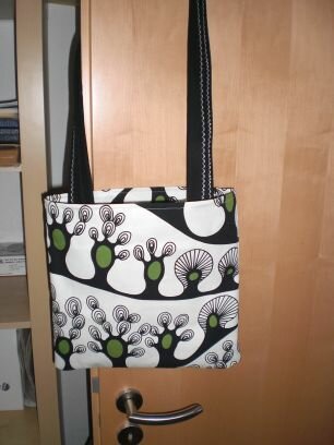 Diese Tasche war meine gestrige Beschäftigung. Den Stoff dazu fand ich am Montag bei den gelben Schweden. Bei den Trägern hab ich mal den Zierstich meiner Maschine ausprobiert.