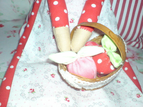 Wichtelmädchen mit Erdbeerkörbchen