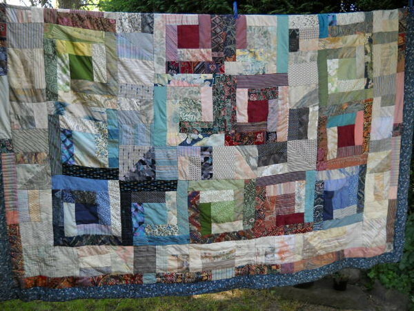 Mein allererster Quilt von 1990 aus Stoffstücken aus einem Möbelgeschäft, damals hatte ich noch kein einziges Buch über PW in der Hand gehabt nur irgendwo mal so was gesehen.
Sie wird jeden Tag benutzt