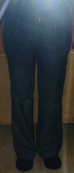 Jeans PC 00-126
Ja, ich weiß, das Foto ist sehr schlecht. Besser bekomm ich es nicht alleine hin, wenn ich sie angezogen zeigen möchte. Der Blitz ist zu hell.

Also ich bin mit der Passform zufrieden. Einzige Änderung: Länge gekürzt.