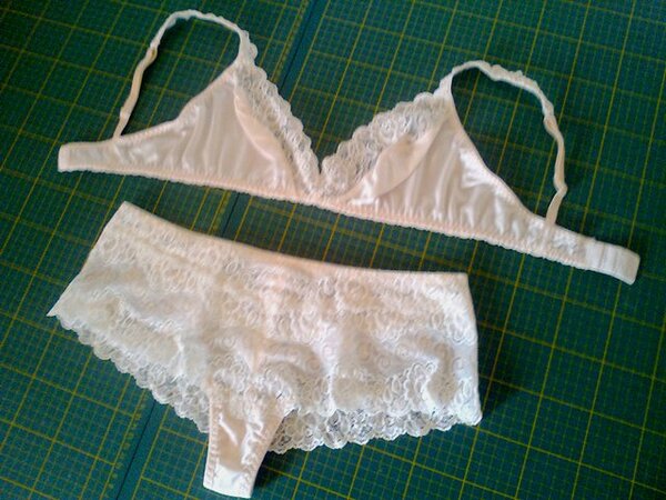 Soft-Cup BH Athen und Stringpanty Amelie 1 ganz nach Anleitung zum Testen. Der BH fällt recht klein aus, was sich besonders bei der verwendeten wenig elastischen Satin-Mikrofaser zeigt. Aber so hängt wenigstens nichts...