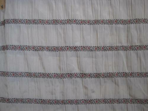 56) Blusenstoffrest, leicht eingekräuselt durch die Blumenstickerei, 120x40