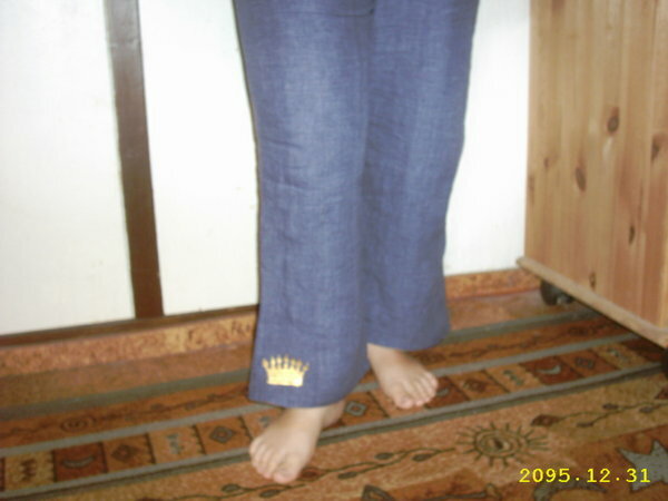 einfache Leinenhose mit Gummi im Rücken, und Bindebändern. Ein alter Burda Fertigschnitt der als 7/8 Hose gedacht ist mit breitem Umschlag. Aber damit seh ich aus wie ein Schrumpfgermane. Also lieber Knöchellang und mit Dekor...