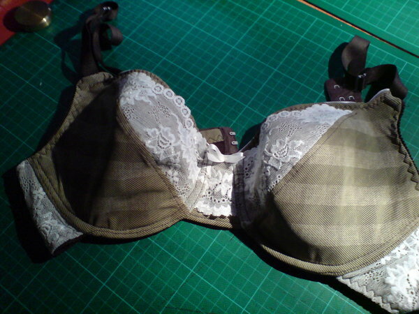 auch der BH ist nach dem Kwik Sew 3300 mit Laminat sind die Cups unterlegt. Seitenteile ohne Powernet da das Matrial sehr fest ist.