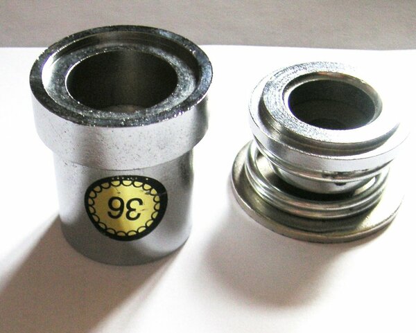 Knopfwerkzeug ohne Presse funktioniert z.B. nur mit Hammerschlag
aber auch mit Maschine, Astor?
ca 2cm Durchmesser (18 DIA)
