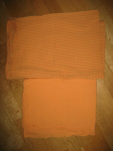 39. links Bizzkids BW orange mit Struktur, also nicht ganz glatt 1,10 x 1,45 m

40. und rechts Bizzkids BW Vichy orange gelb
1,00 x 1,40 ( Ecke 0,28 x 0,10 fehlt)