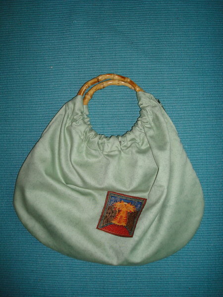 Eine Tasche aus " Tildas Haus" (Tildas Farben sind nicht ganz meine). Sie wurde etwas kürzer weil ich die beiden Stoffe nicht richtig symetrisch liegen hatte und deshalb abschneiden musste