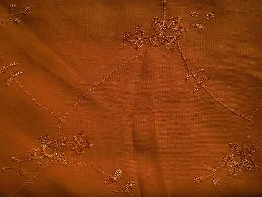 19) oranger Voile mit gestickten Rankenmuster