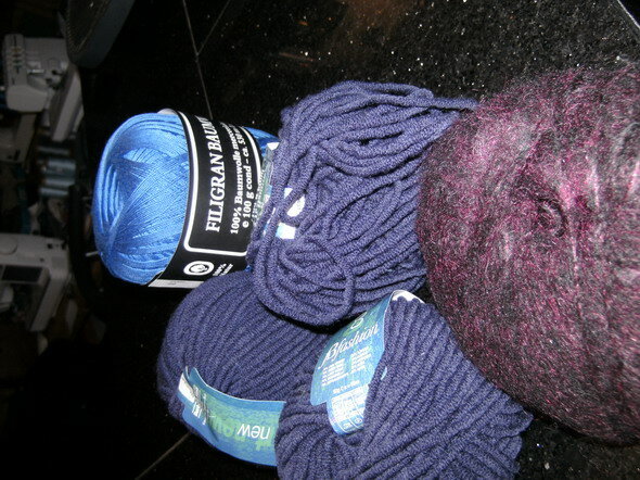 100 gr. blaue Häkelgarn
3 x 50 gr. dunkelblau 
1 x 50 gr. Mohair