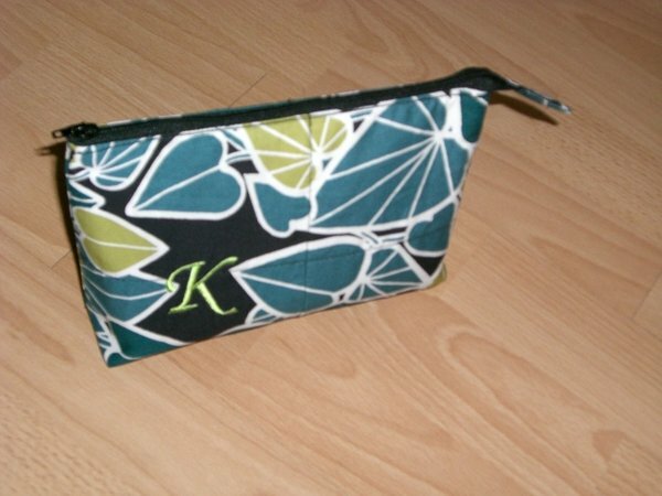 Kosmetiktasche
Nähprojekt Cos-TA von HappyA
ein Geschenk für Tochters Freundin, sie liebt grün
Stoff ein Rest vom Schweden mit 
RV - Stückchen endlos eingenäht
und Sticki-Buchstabe vom Vornamen