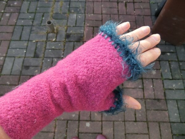 Handstulpe
Die Handstulpen waren ein willkommenes Weihnachtsgeschenk und sehr schnell angefertigt. Die Borte ist gehäkelt. Die Anleitung findet ihr hier: http://www.hagalla.de/Texte/Schmuck,%20DIY%20Texte/Spitzenstulpen.html