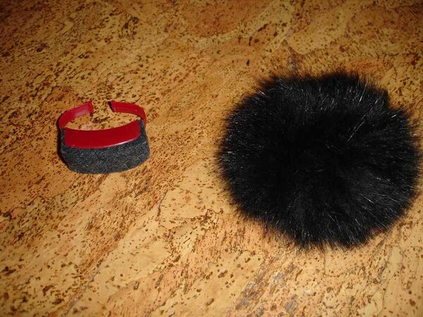 kleines Nadelkissen

schwarzer Puschel (reserviert -A)
