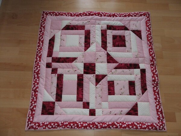 Baby Quilt nach der Anleitung "TT Pinkie Promise" von "BOMquilts.com". Die Decke ist nicht wie in der Anleitung beschrieben aus einer Jelly Roll und einem Charm Pack, sondern aus Meterware entstanden.