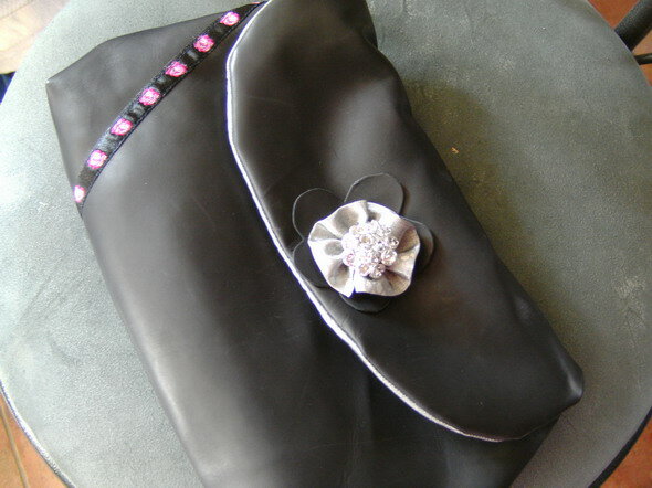 Pauline aus "Tolle Taschen selber machen"
Außen schwarzes Leder, Innen silberner Dekostoff.
Knopf vom hol. Stoffmarkt in Kerkrade 05/09
