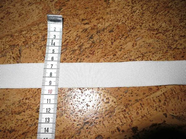 Band 1

3cm breit, habe mehrere Meter und kann abschneiden