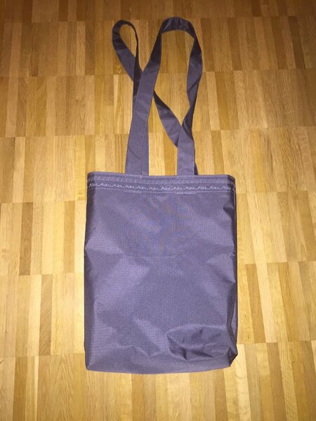 Eine Tasche aus Zeltstoff gefüttert.