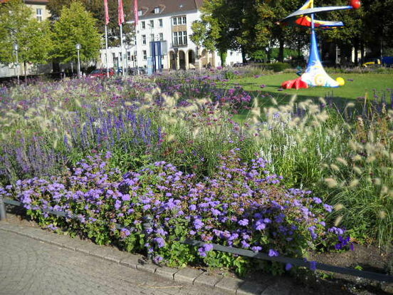 Blumenrabatt vor der Ausstellungshalle