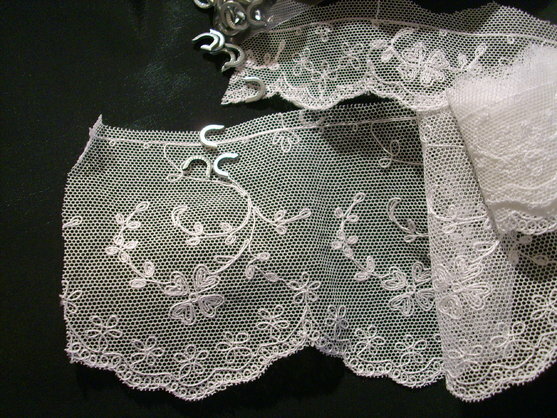 feine BW-Hähelspitze für den Ausschnitt und die Ärmel der Chemise