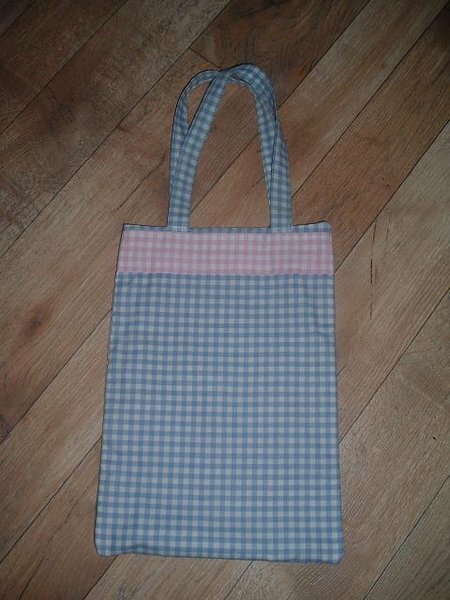Ratzfatztasche Juli 2009 - ging alles andere als ratzfatz und ist voller Denkfehler. Außerdem hätte ich mein neues Hobby fast gleich wieder an den Nagel gehängt, weil meine Maschine mich fast um den Verstand gebracht hat.