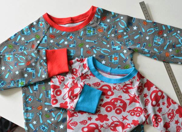 Shirts für E. und seinen kleinen Bruder. 
(aus der Ottobre Kids Modell 18 )
Der Kragen ist leicht abgeändert, der Streifen ist breiter und "normal" angenäht.